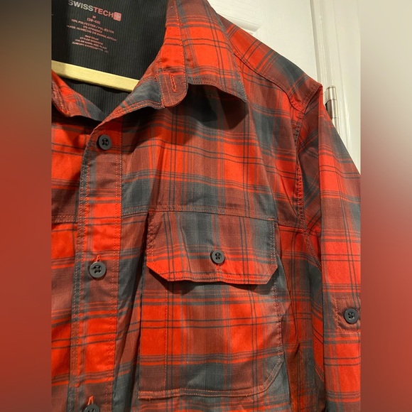 Swiss Tech Mens Size M Roll Tab Sleeve Red Gray Plaid Stretch Button Down Shirt - Picture 3 of 12